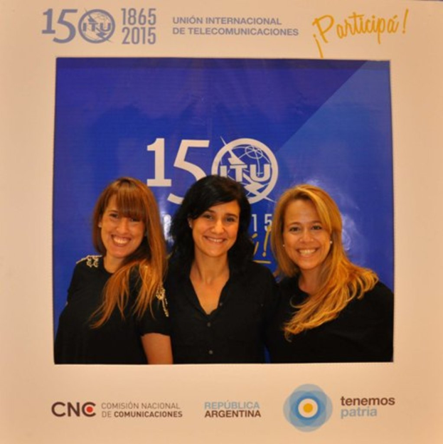 Ein Foto mit drei Frauen vor einem blauen Hintergrund, umgeben von Sponsorennamen und einem Unternehmensnamen.