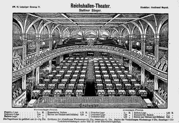 Eine Schwarz-Weiß-Zeichnung des Reichshallen-Theaters in Berlin, Deutschland, die das Auditorium mit Sitzreihen, Säulen und einer Decke zeigt, mit Text unten.