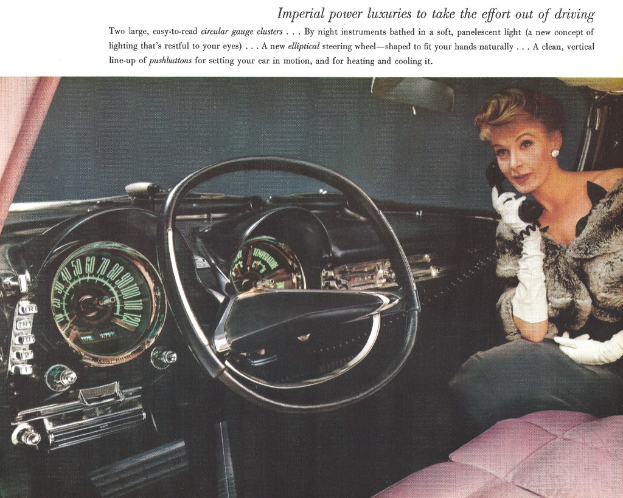 Ein Magazin-Artikel, der das Innere eines Autos mit einem MÃ¤dchen auf der rechten Seite zeigt, das mit dem Handy spricht, ein Lenkrad und Tacho in der Mitte und ein Cluster-Panel auf der linken Seite.