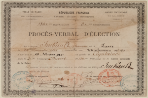 Ein altes Dokument, wahrscheinlich eine Wahlurne, mit zwei Stempeln darauf und Text darauf geschrieben.